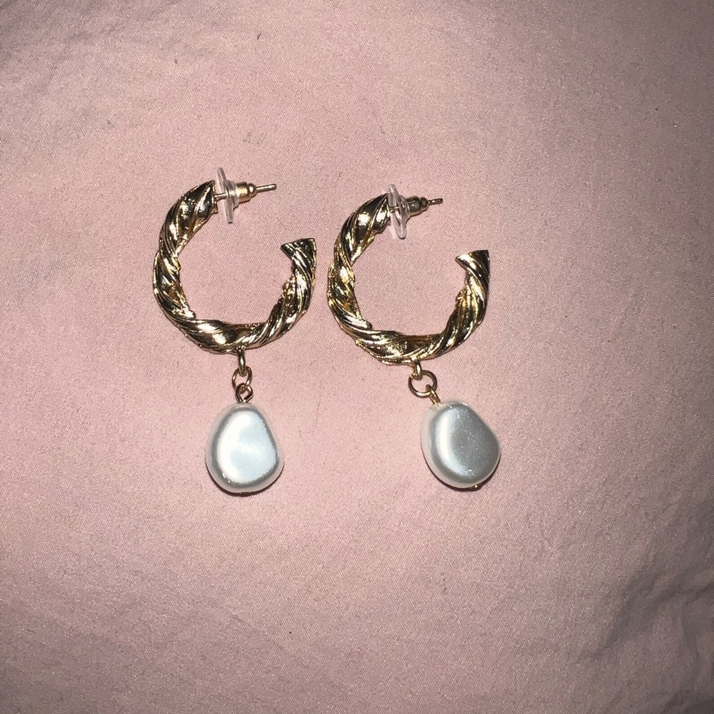 Elegant Gold and Pearl Hoop Earrings